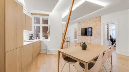 Charmerende lejemål med rustikke detaljer.