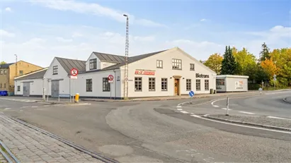 Sjældent udbudt kontorlejemål med lager.