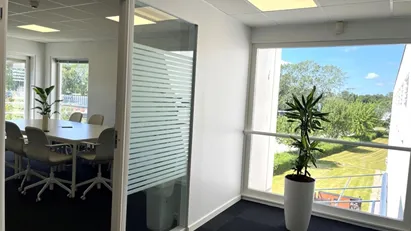 Velfungerende ejendom med frokostkantine - nu med et pænt og indflytningsklart kontor på øverste etage