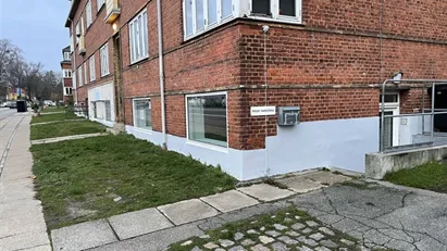 Unik mulighed: Centralt beliggende lejemål med gode opbevarings- og udstillingsfaciliteter