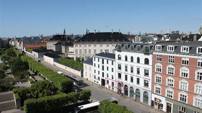 Kontor med atmosfære med Amalienborg som nabo.