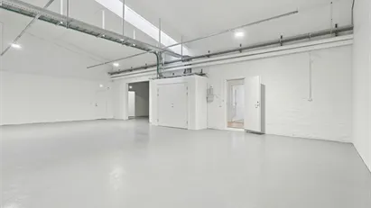 Moderne og nyrenoveret lager med egen port