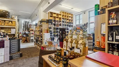 Lyse, åbne lokaler med højt til loftet og port