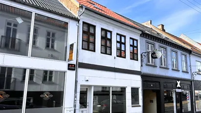 Investeringsejendom med bolig- og erhvervslejemål midt i Kol