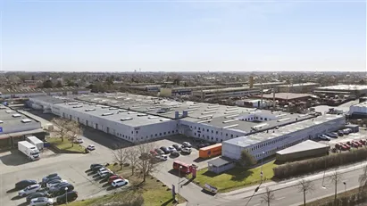 Højloftet lagerlejemål 26 porte og effektivt lasteområde