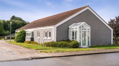 Fuldmuret og velholdt erhvervsejendom