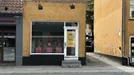 Butik til leje, Roskilde, &lt;span class=&quot;blurred street&quot; onclick=&quot;ProcessAdRequest(300159)&quot;&gt;&lt;span class=&quot;hint&quot;&gt;Se vej-navn&lt;/span&gt;[xxxxxxxxxx]&lt;/span&gt;
