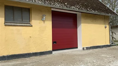 Flot lokale, med muret ydervægge, leca loft og ny ledhejseport