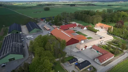 Isoleret lagerhal med 2 aut. hejseporte & læsserampe til leje i Greve