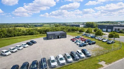 Indhegnet bilhandel/erhvervsejendom med stor salgsplads – Hammel