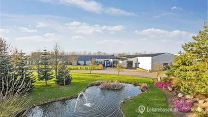 Lagerbygning med porte og ramper udlejes Lagerbygning med porte og ramper udlejes